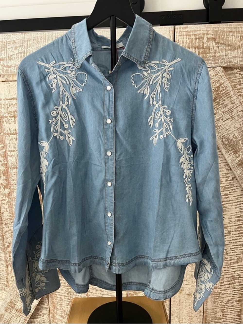 Solitaire /Western Denim Snap-Down Shirt with White Embroidery - Sz. L - NWT